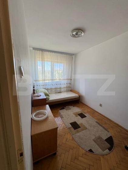 Apartament cu 3 camere semidecomandat, mobilat în Moreni