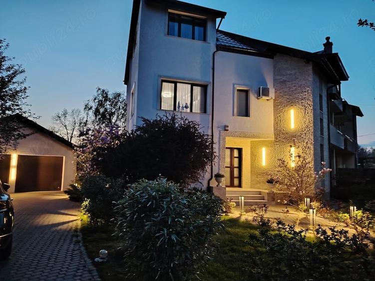 Casă cu 7 camere cu Teren 900 Mp în 1 Decembrie