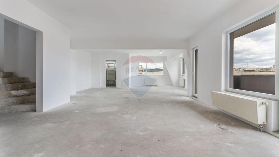 Penthouse cu 4 camere semidecomandat în Semicentral