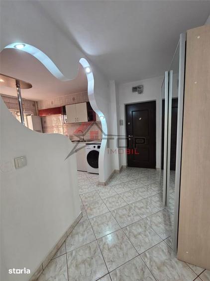 Apartament cu 3 camere decomandat în Podu Roș