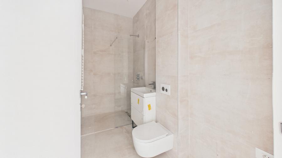 Apartament cu 3 camere semidecomandat în Grivița