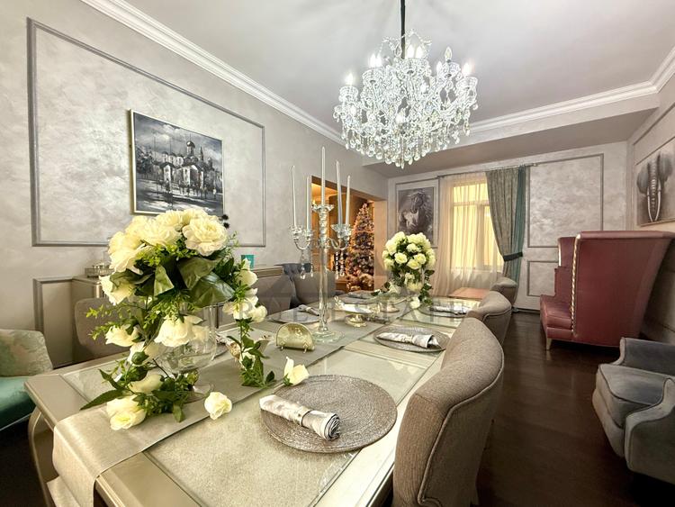 Apartament cu 10 camere decomandat, mobilat în Capitale
