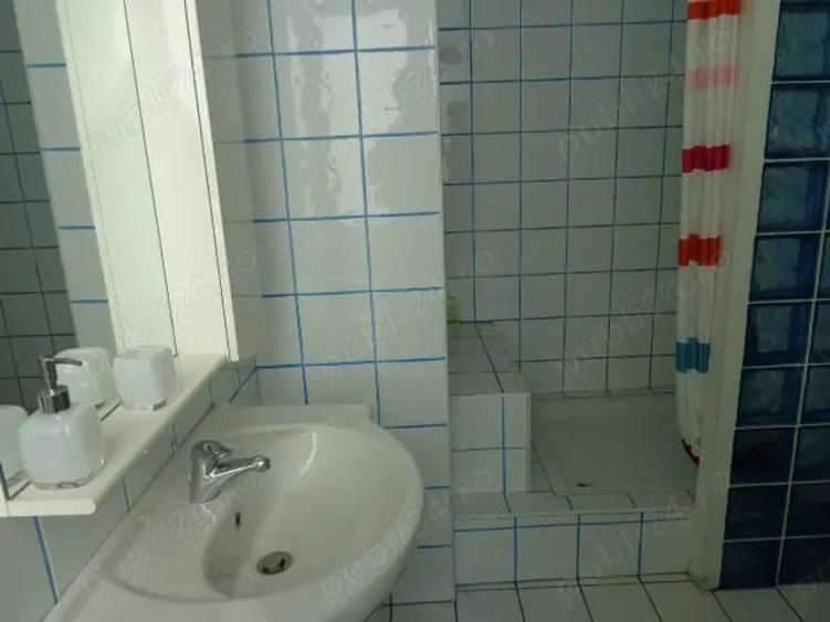 Apartament cu 4 camere decomandat în Romană