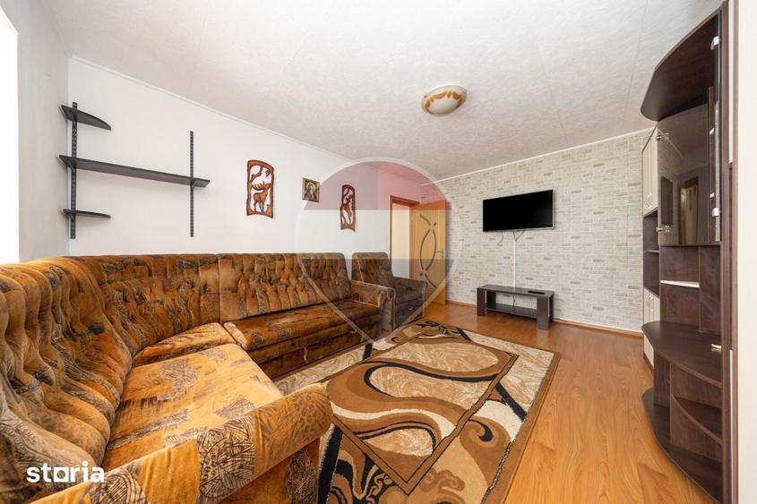 Apartament cu 3 camere decomandat în Tractorul