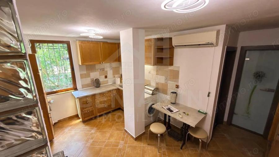 Apartament cu 3 camere decomandat în Sărari