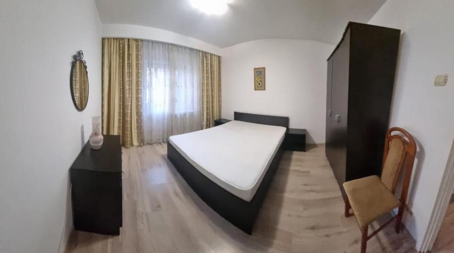 Apartament cu 3 camere decomandat în Victoriei