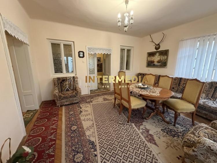 Casă individuală cu 6 camere cu Canalizare în Șard