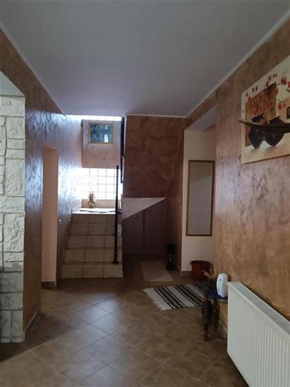 Casă individuală cu 5 camere cu Canalizare în Central