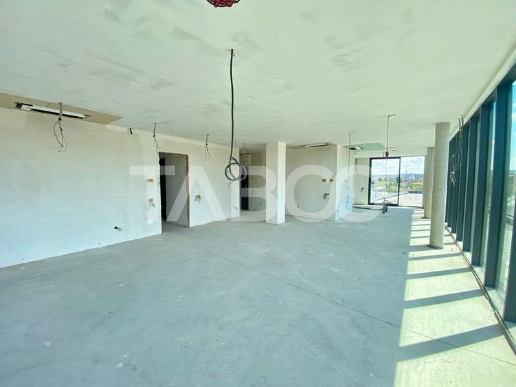 Penthouse cu 3 camere semidecomandat în Central