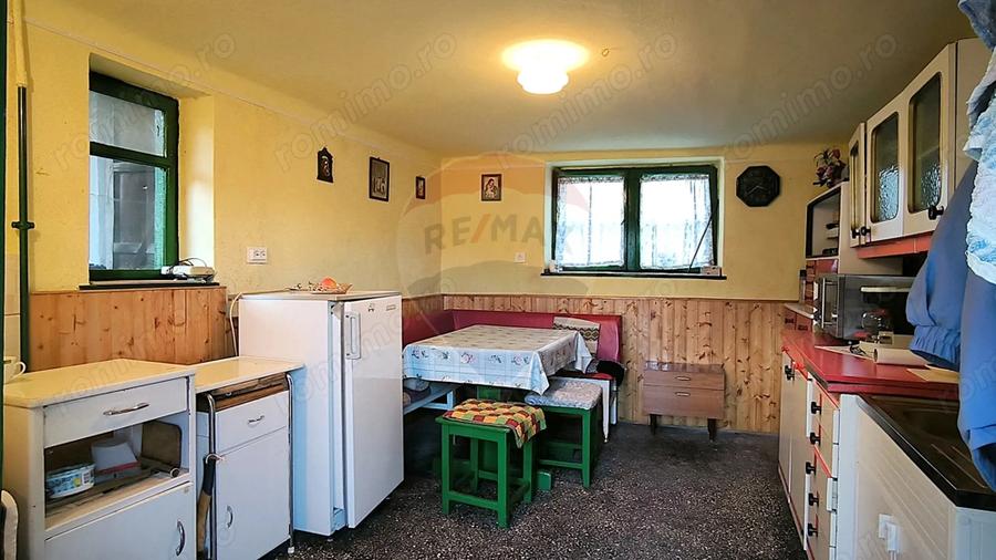 Casă cu 4 camere cu Teren 1084 Mp în Vale