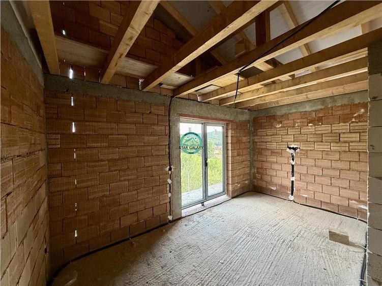 Duplex cu 4 camere cu Canalizare în Corunca