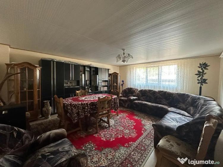 Casă cu 7 camere cu Teren 1039 Mp în Cornești