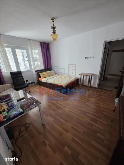 Apartament cu 3 camere semidecomandat, mobilat în Dacia