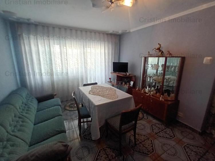 Apartament cu 3 camere decomandat în Apollo