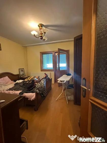 Apartament cu 3 camere semidecomandat în Buzaului