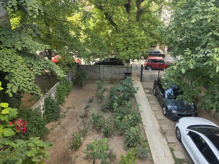Casă individuală cu 9 camere cu Canalizare în Vatra Luminoasă