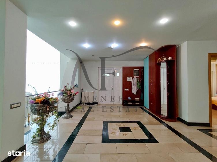Casă cu 8 camere cu Teren 445 Mp în Primăverii