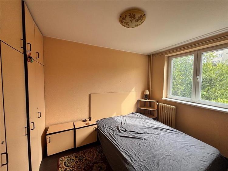 Apartament cu 3 camere decomandat în Berceni