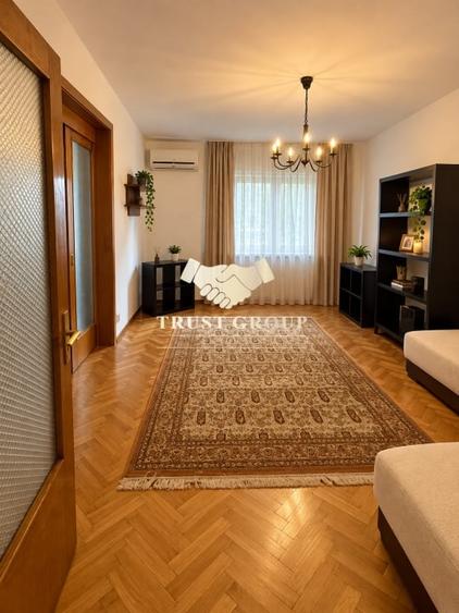 Apartament cu 3 camere semidecomandat în P-ța Victoriei