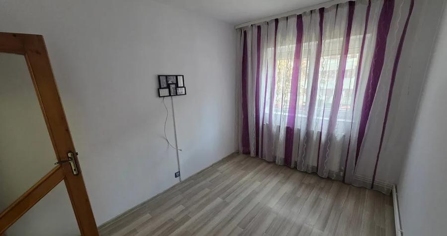 Apartament cu 4 camere decomandat, mobilat în Casa de Cultură