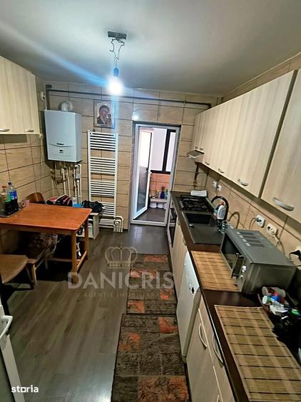 Apartament cu 4 camere decomandat în Trocadero