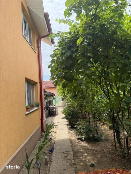 Casă cu 4 camere cu Teren 250 Mp în Podari
