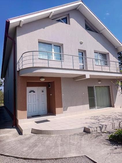 Casă individuală cu 10 camere cu Teren 1000 Mp în Central
