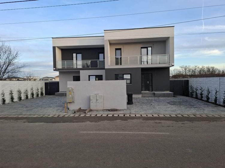 Casă cu 4 camere în Dumbrăvița