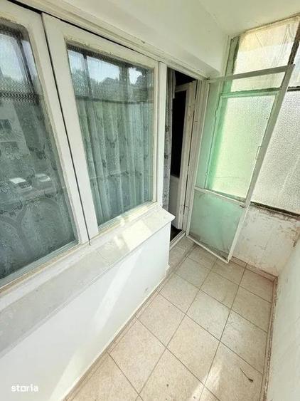 Apartament cu 3 camere semidecomandat în Podu Roș