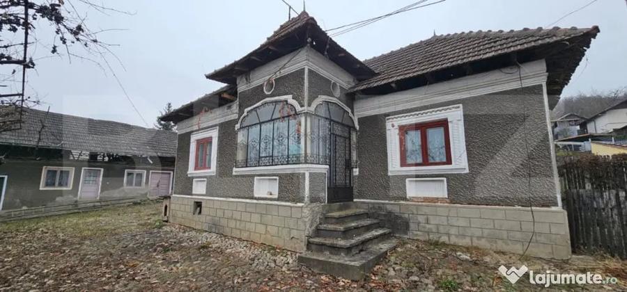 Casă cu 2 camere cu Teren 1200 Mp în Central