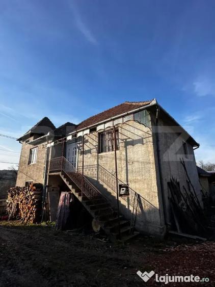 Casă cu 4 camere cu Teren 2500 Mp în Hurez