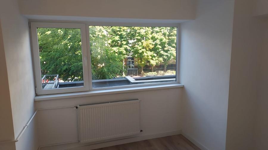 Apartament cu 4 camere decomandat în Tineretului