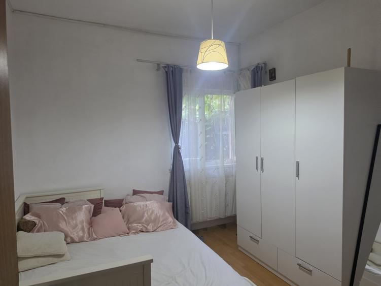 Casă individuală cu 9 camere cu Canalizare în Vatra Luminoasă