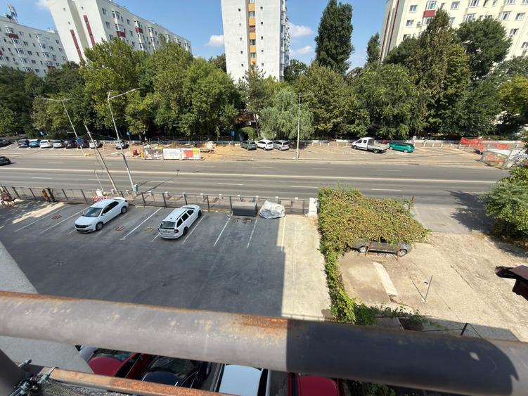 Apartament cu 3 camere decomandat în Berceni