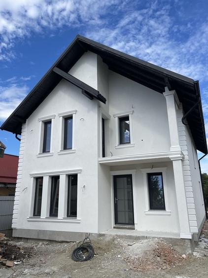 Casă cu 4 camere în Calea Romanului