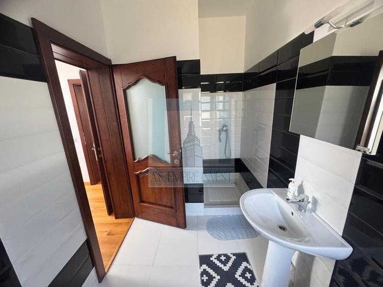 Casă individuală cu 11 camere cu Canalizare în Hoghiz