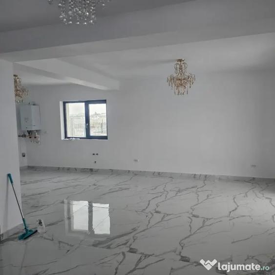 Casă cu 7 camere cu Teren 412 Mp în Malu Mare