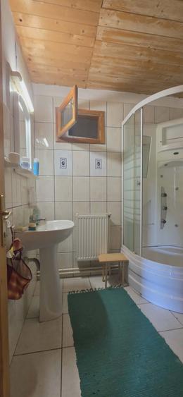 Casă individuală cu 5 camere cu Canalizare în Nord-Est