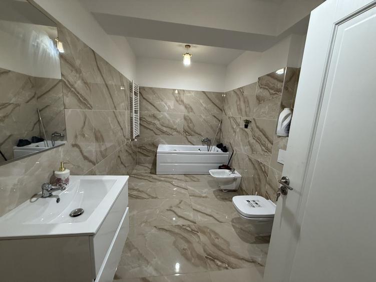 Apartament cu 3 camere decomandat în Exterior Vest