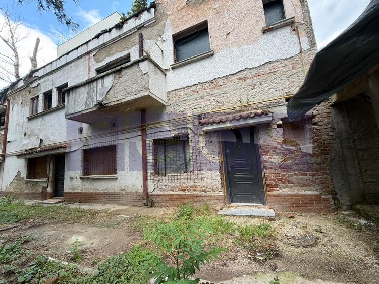 Casă individuală cu 8 camere cu Canalizare în Dorobanți