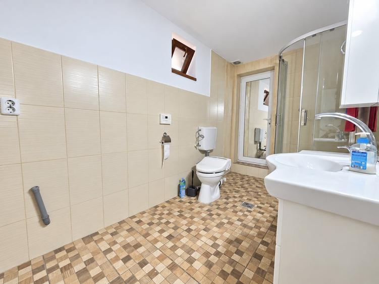 Casă cu 4 camere cu Teren 700 Mp în Piața Centrală