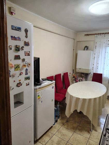 Apartament cu 3 camere decomandat în Est