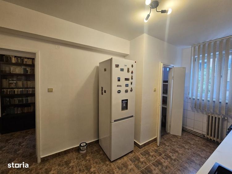 Apartament cu 3 camere decomandat în Central — fotografia 3
