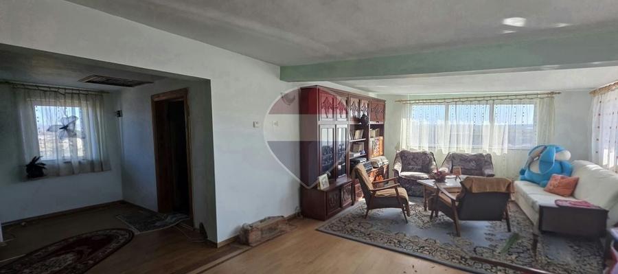 Casă individuală cu 5 camere cu Teren 1682 Mp în Lucieni