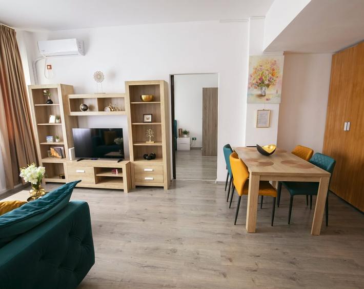 Apartament cu 2 camere semidecomandat, mobilat în Universitate