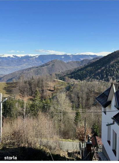 Casă cu 7 camere cu Teren 323 Mp în Petros