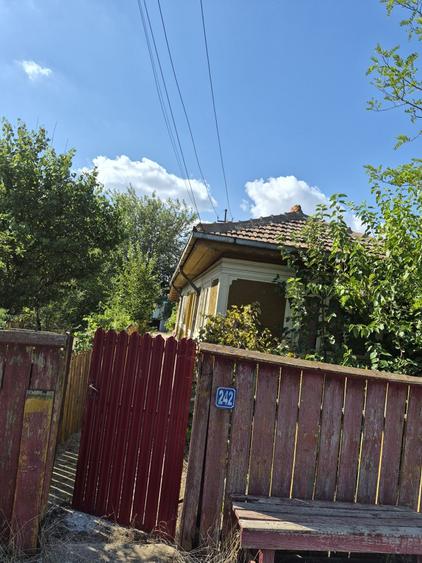 Casă cu 4 camere în Perișoru
