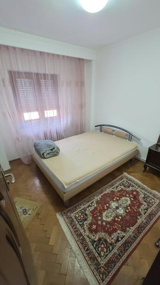 Apartament cu 4 camere decomandat în Cetate