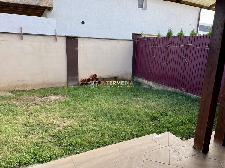 Duplex cu 4 camere cu Canalizare în Micești
