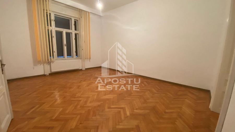 Apartament cu 4 camere decomandat în Central